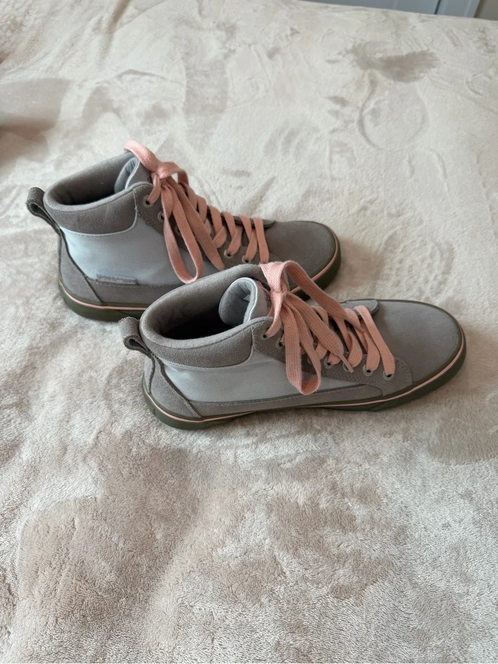 Eddie Bauer Gray Suede Lace-Up High-Top Boots with Pink Laces - Picture 3 of 6
